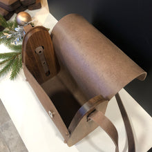 Laden Sie das Bild in den Galerie-Viewer, Woody Nuss cognac